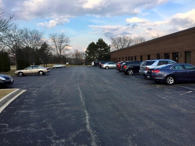 More Photos Of 805-815 Oakwood Rd, Lake Zurich Warehouse For Sale