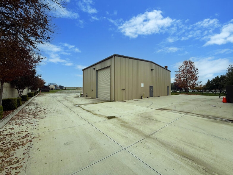 More Photos Of 19466 Flightpath Way, Bakersfield Light Distribution For Lease