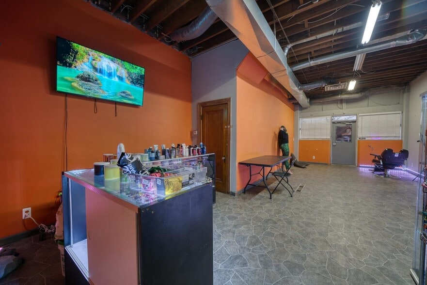 More Photos Of 10325 Cadieux Rd, Detroit Flex For Sale