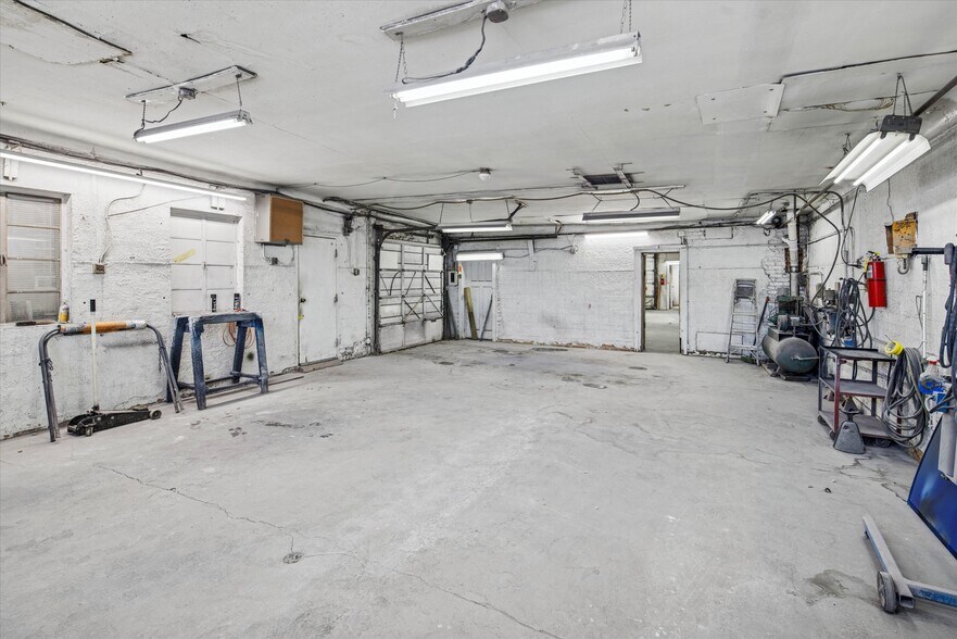 More Photos Of 5840 S Western Ave, Chicago Auto Repair For Sale