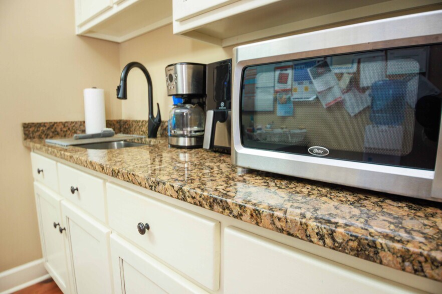 More Photos Of 106 N Alexander Ave, Washington Office For Sale