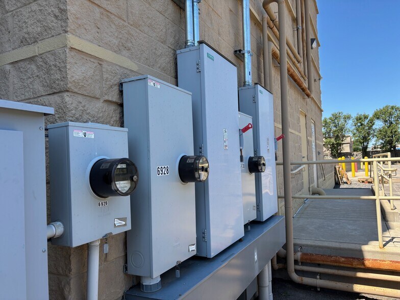 More Photos Of 6920-6930 W Kellogg Dr, Wichita Freestanding For Lease