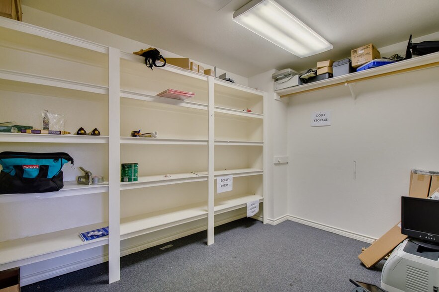 More Photos Of 1212 S Clay St, Ennis Manufacturing For Sale