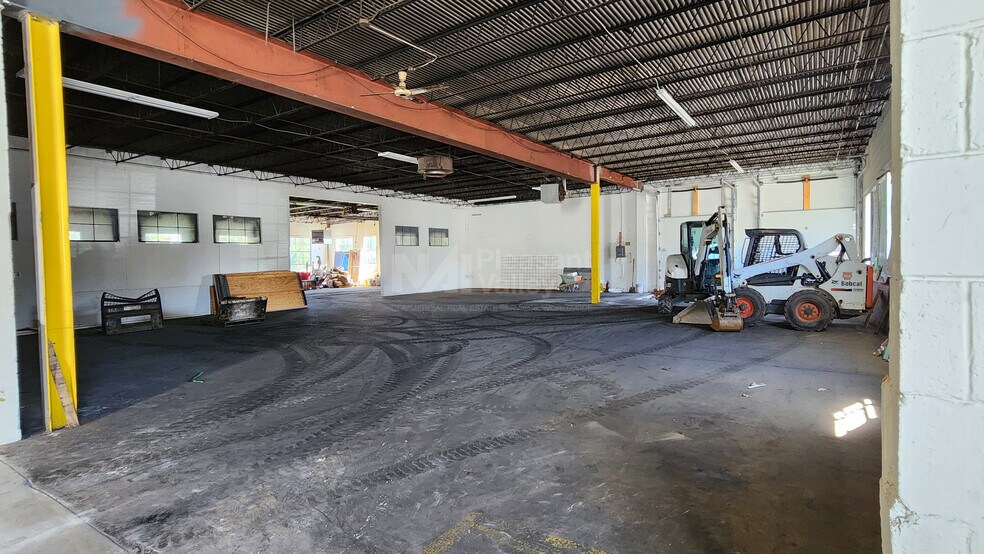 More Photos Of 3775 Mogadore Rd, Mogadore Showroom For Lease