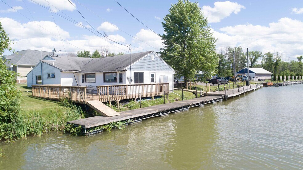 More Photos Of 303 Barrett Ln, Bridgeport Bar For Sale