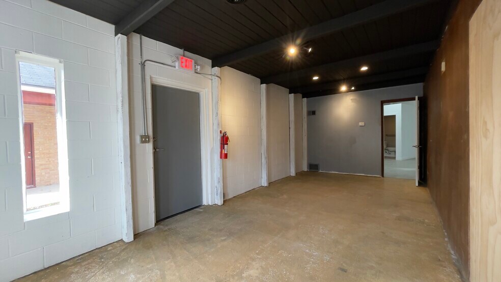 More Photos Of 204 N 13th Steet, Saint Charles Flex For Lease