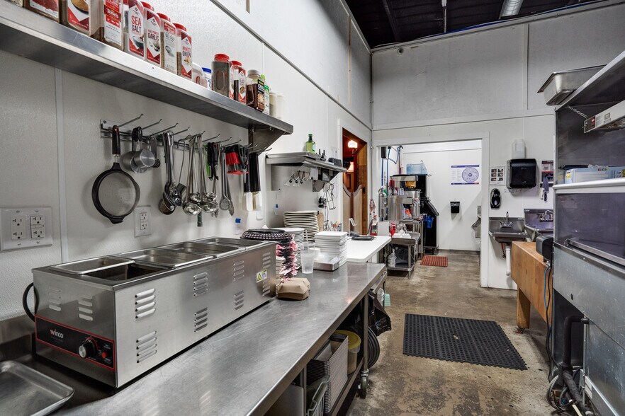 More Photos Of 109 N Main St, Henrietta Specialty For Sale