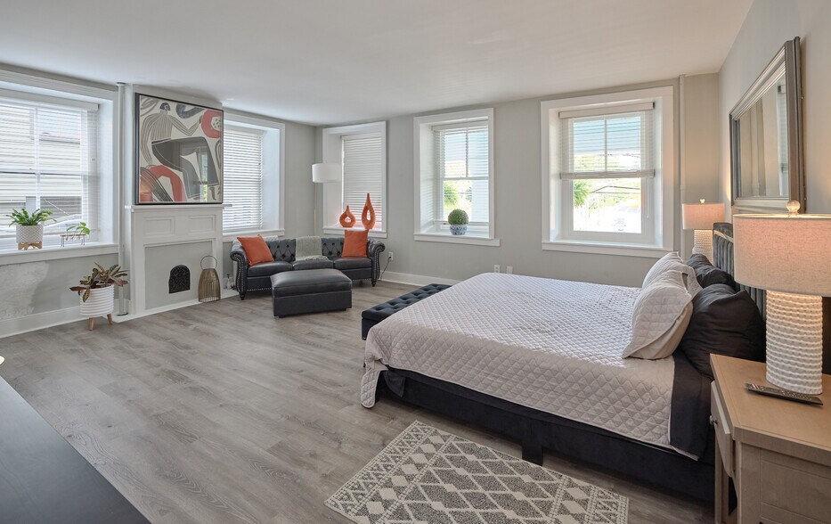 More Photos Of 31 Race St, Frenchtown Hotel For Sale