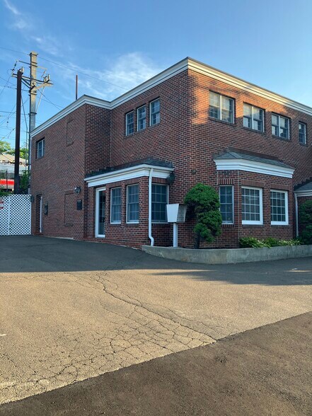 More Photos Of 27 Pine St, New Canaan Office For Lease