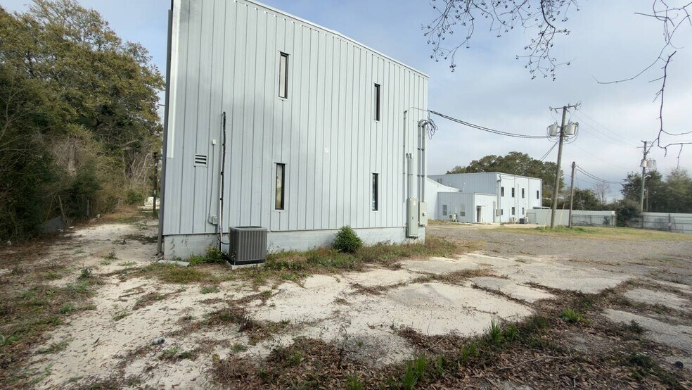 More Photos Of 2800 Delano St, Pensacola Warehouse For Lease