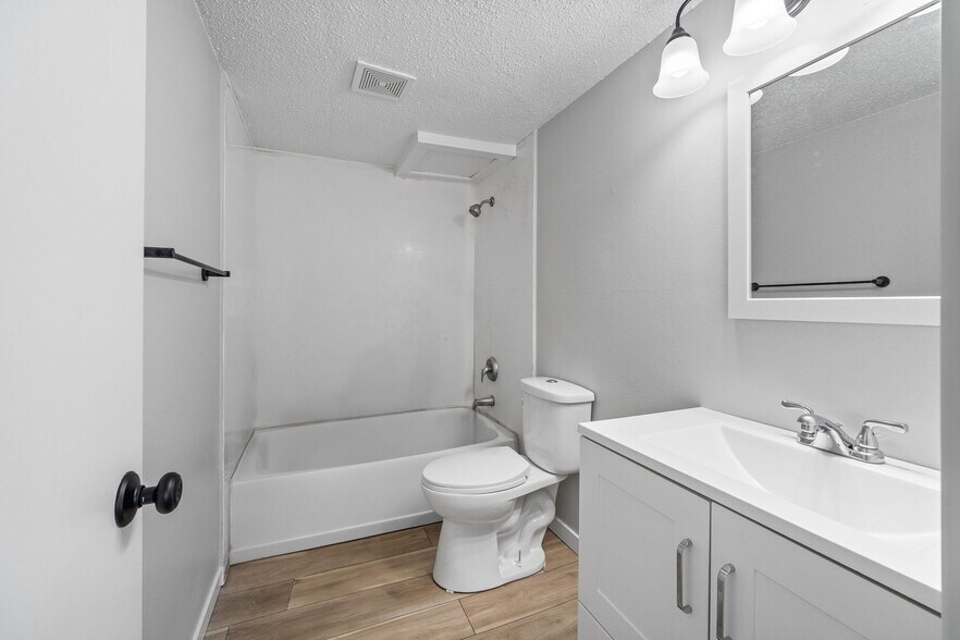 More Photos Of 2411 Welbeck Rd, Des Moines Apartments For Sale