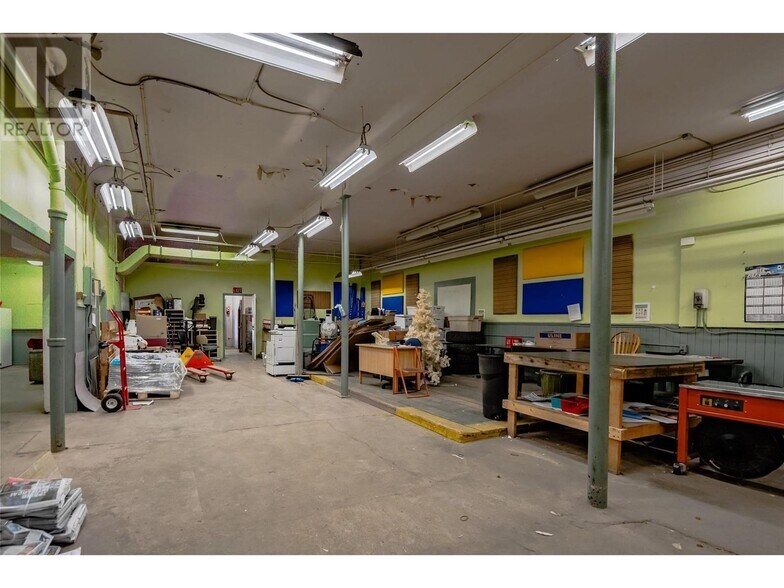 More Photos Of 1163 Cedar Av, Trail Storefront Retail Office For Sale