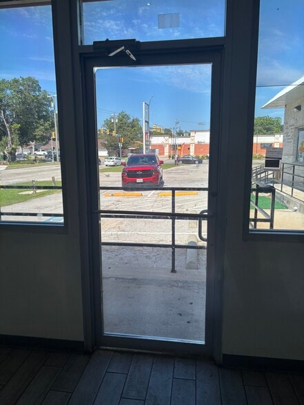 More Photos Of 5617 Mccart Ave, Fort Worth Restaurant For Lease