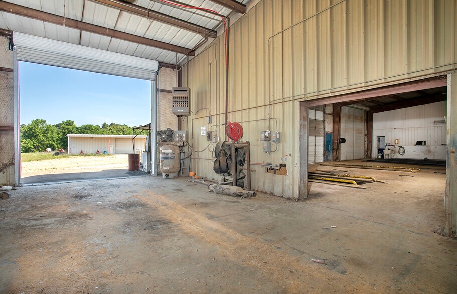 More Photos Of 5425 W Oak St, Palestine Flex For Lease