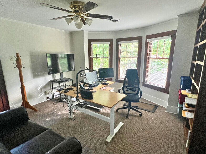 More Photos Of 232 S Batavia Ave, Batavia Office For Sale