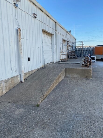 More Photos Of 122 W Fairmeadows Dr, Duncanville Showroom For Sale