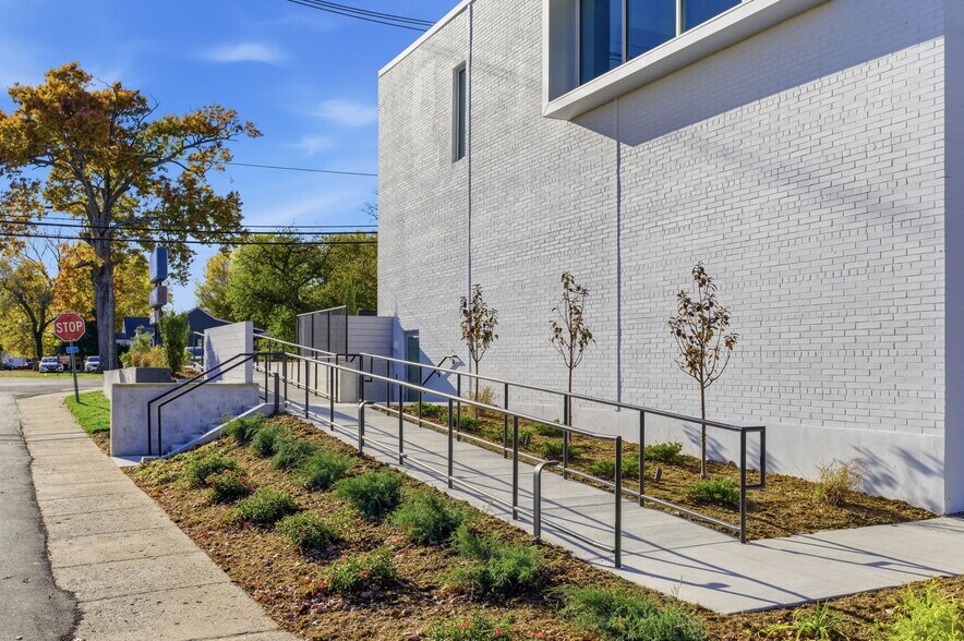 More Photos Of 125 Chenoweth Ln, Louisville Office Residential For Lease