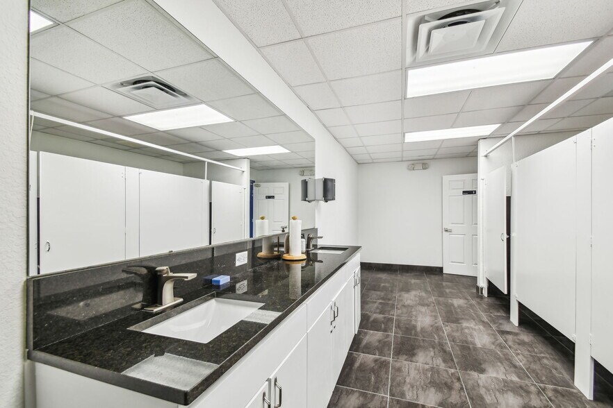 More Photos Of 14915 N Nebraska Ave, Tampa Showroom For Sale