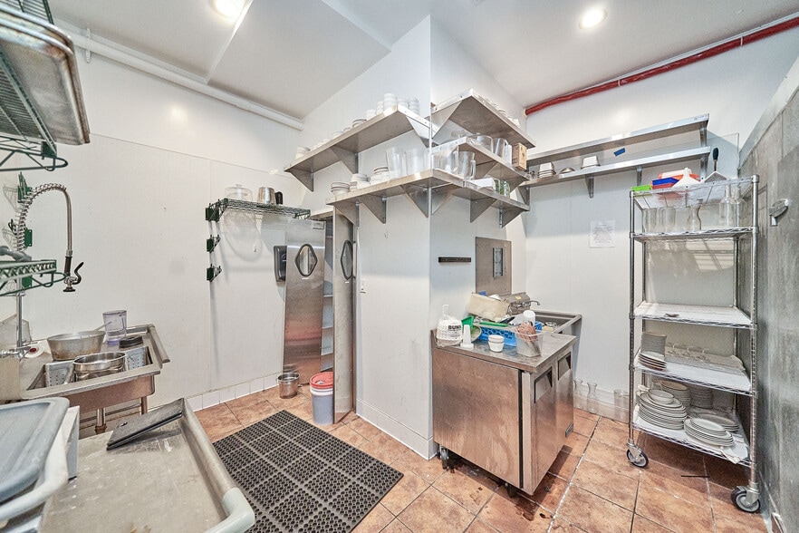 More Photos Of 1076-1080 S Fairfax Ave, Los Angeles Restaurant For Sale