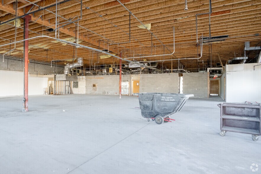 More Photos Of 9620 N Metro Pky W, Phoenix General Retail For Sale