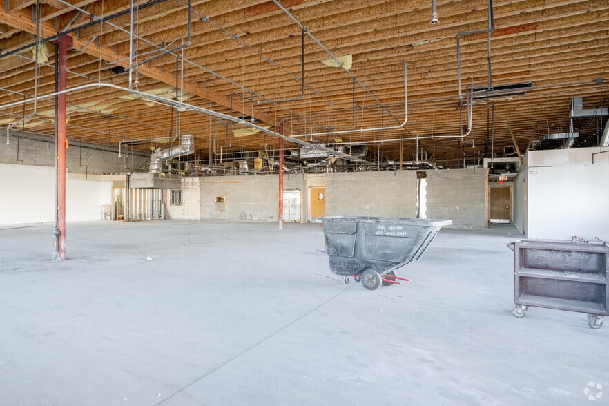 More Photos Of 9620 N Metro Pky W, Phoenix General Retail For Sale