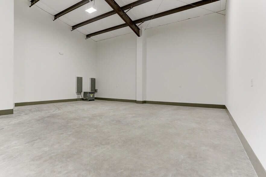 More Photos Of 8990 Parkwest Dr, Houston Showroom For Lease