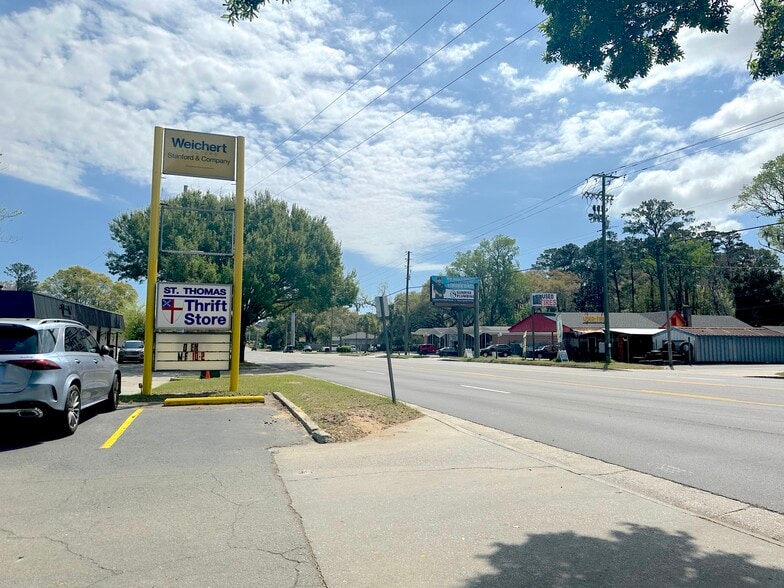 More Photos Of 1126 E Montgomery Cross Rd, Savannah Freestanding For Lease