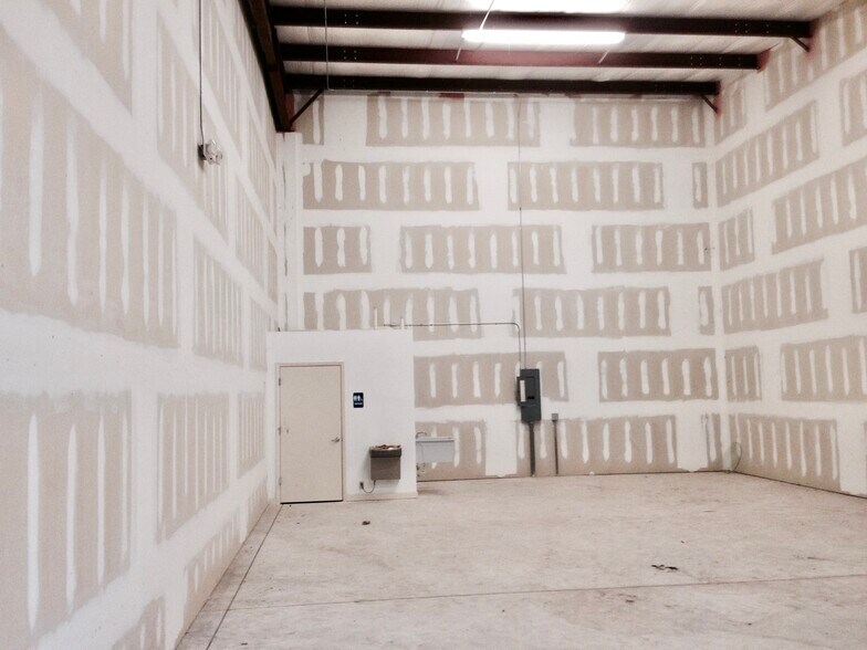 More Photos Of 409 9th St, Bunnell Warehouse For Lease