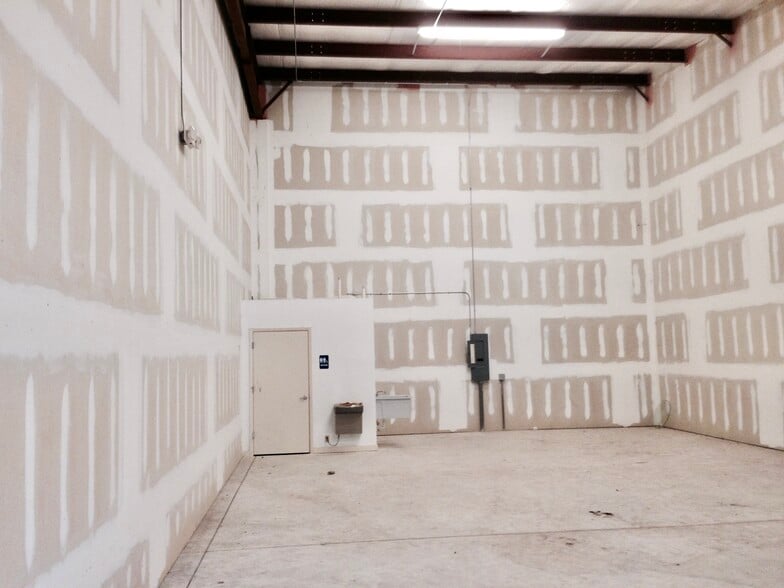 More Photos Of 409 9th St, Bunnell Warehouse For Lease