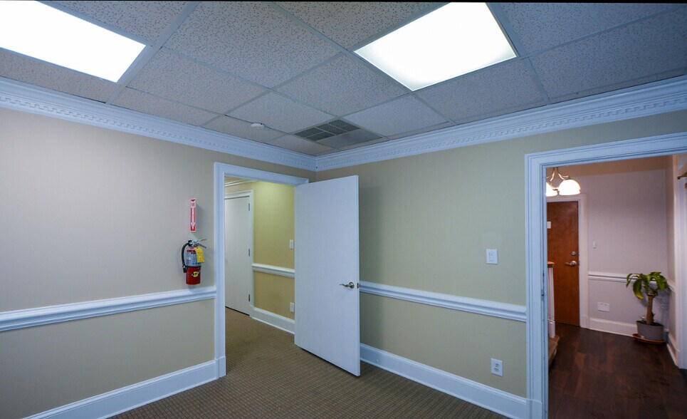 More Photos Of 8046 Roswell Rd, Atlanta Office For Sale