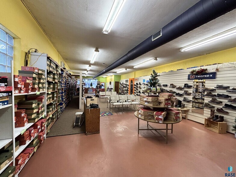 More Photos Of 118 N Broadway Ave, Miller General Retail For Sale