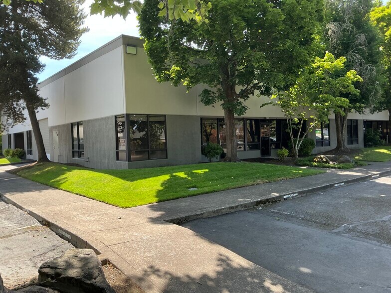More Photos Of 5293 NE Elam Young Pky, Hillsboro Showroom For Lease