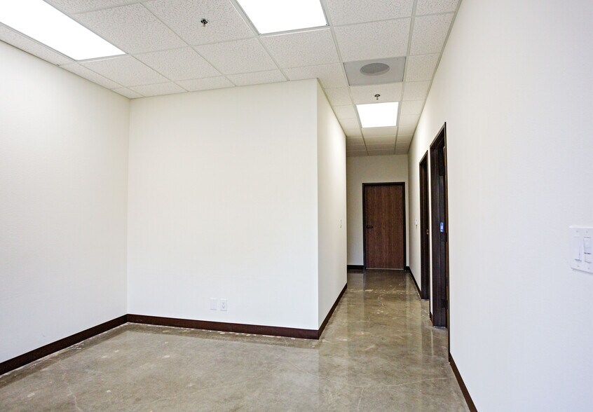 More Photos Of 4572 Telephone Rd, Ventura Warehouse For Lease