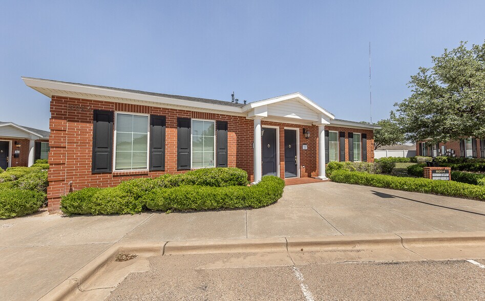 More Photos Of 2020 82nd St, Lubbock Office For Lease