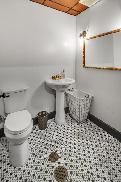 More Photos Of 340 Hamilton St, Albany Restaurant For Sale