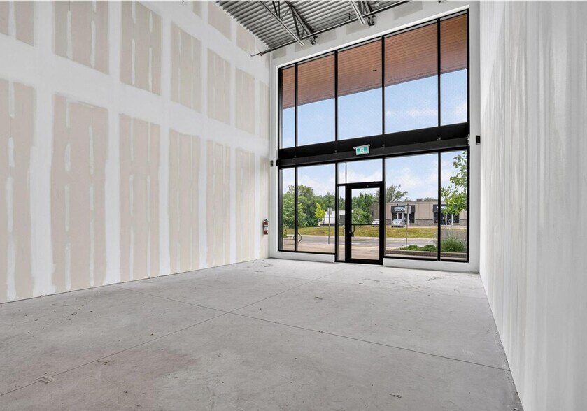More Photos Of 530 Speers Rd, Oakville Office For Sale