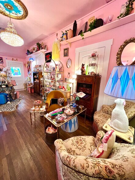 More Photos Of 1628 S 1st St, Austin Storefront Retail Residential For Sale
