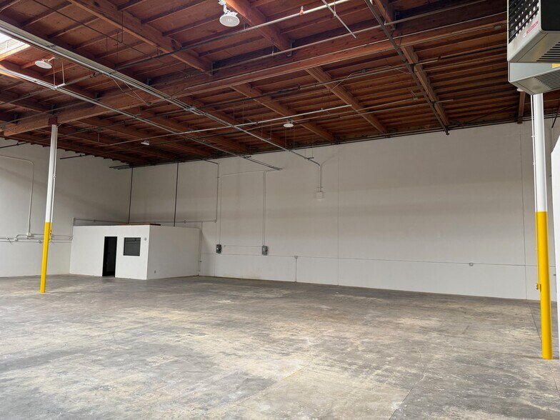 More Photos Of 4450 Dupont Ct, Ventura Manufacturing For Lease