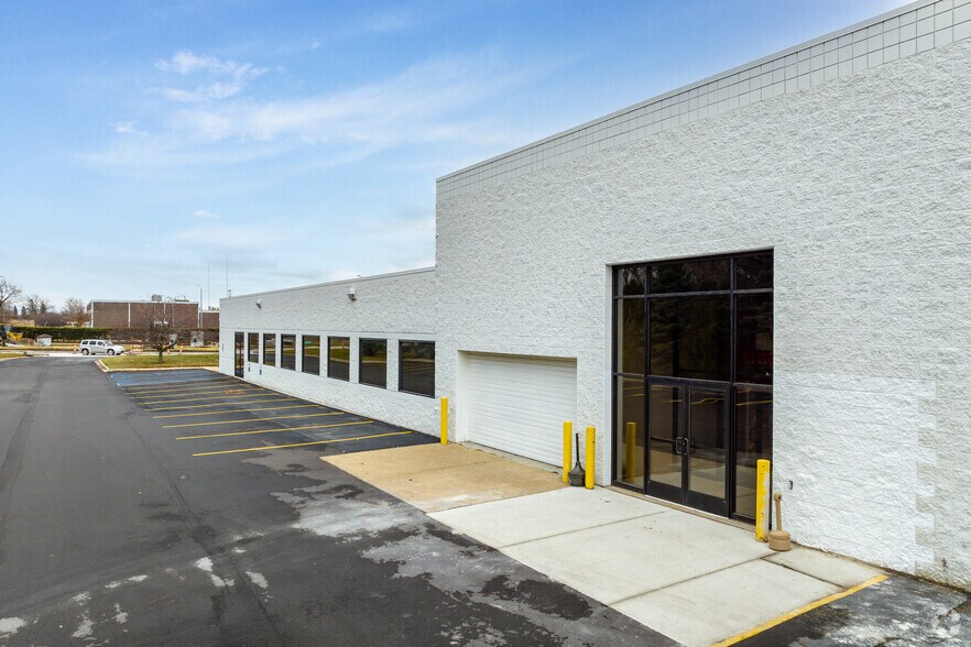 More Photos Of 6115-6123 E Thirteen Mile Rd, Warren Warehouse For Lease