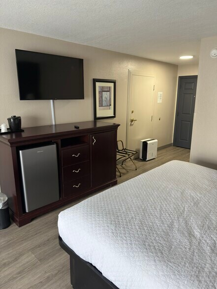 More Photos Of 135 The Lakes Blvd, Kingsland Hotel For Sale