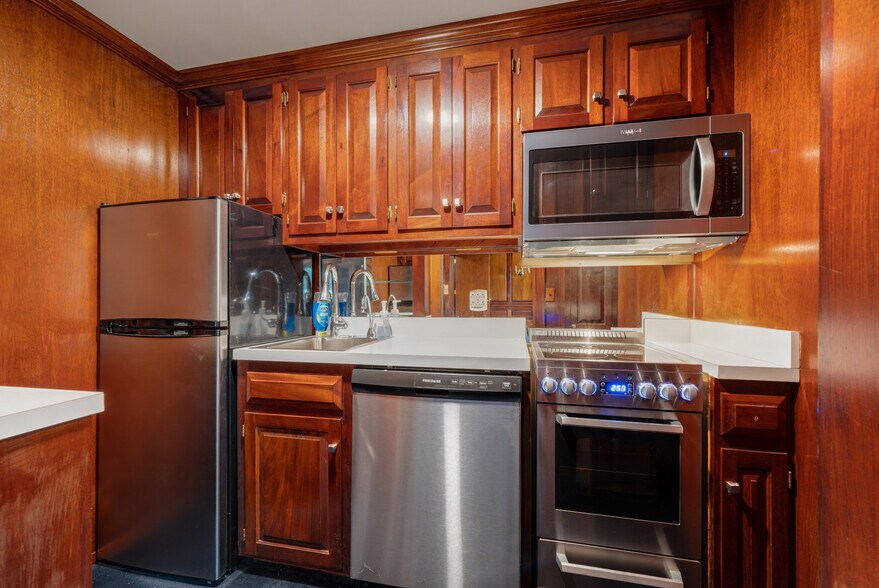More Photos Of 318 Main St, Berlin Office For Sale