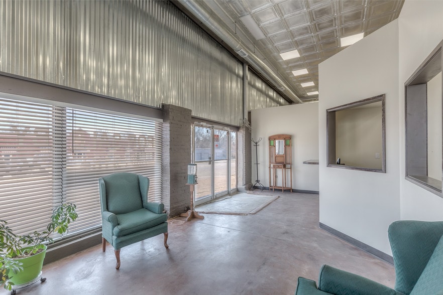More Photos Of 204 S Broadway, Coweta Office For Sale