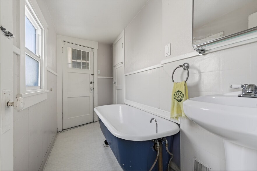 More Photos Of 1011 E 11th St, Oakland Religious Facility For Sale