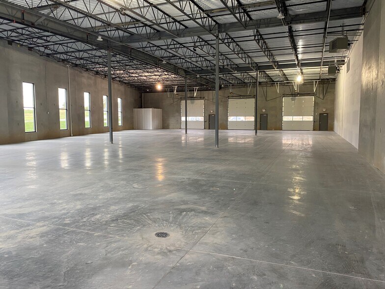 More Photos Of 810 Interstate Pky, Waukee Warehouse For Lease