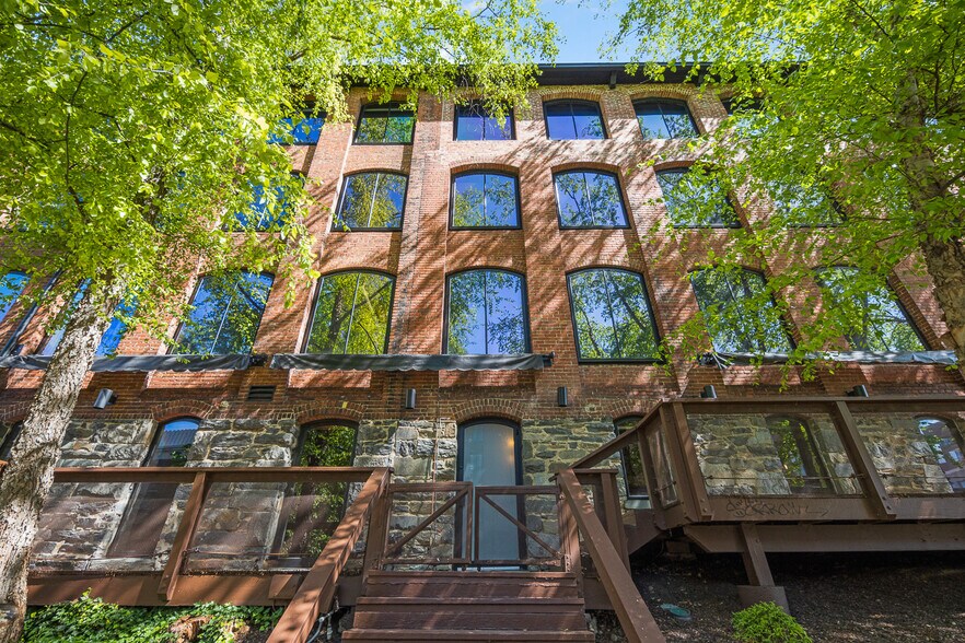 More Photos Of 1054-1066 31st St NW, Washington Unknown For Lease