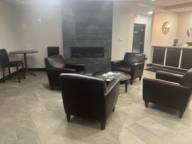 More Photos Of 908 W 35th St, Davenport Office For Sale