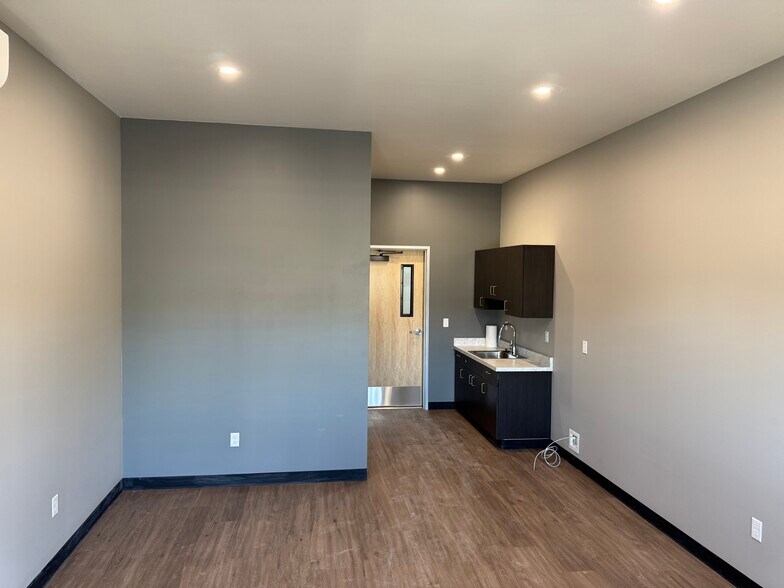 More Photos Of 2016 Commerce, Medford Showroom For Lease