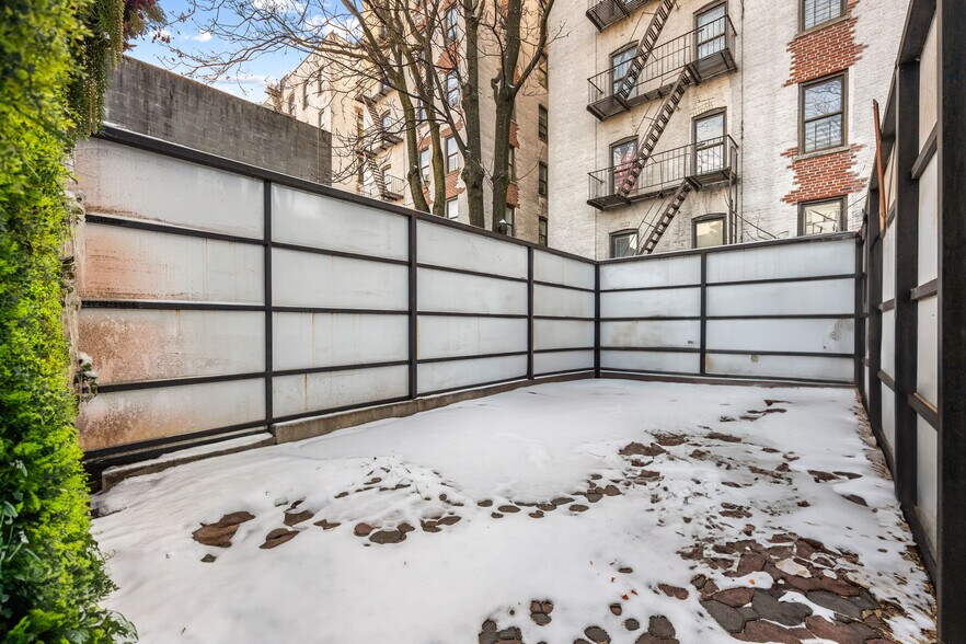 More Photos Of 122 Dyckman St, New York Restaurant For Lease
