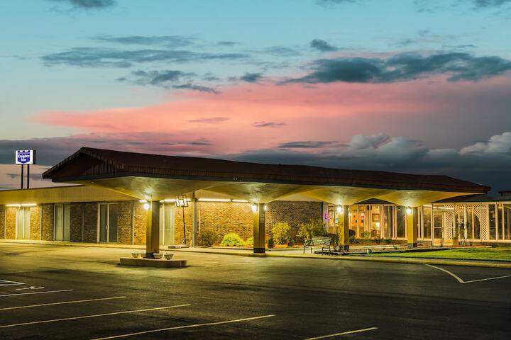 More Photos Of 2395 Scott St, Napoleon Hotel For Sale