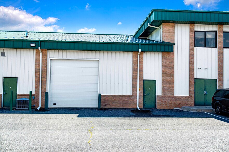 More Photos Of 350 Granary Rd, Forest Hill Flex For Lease